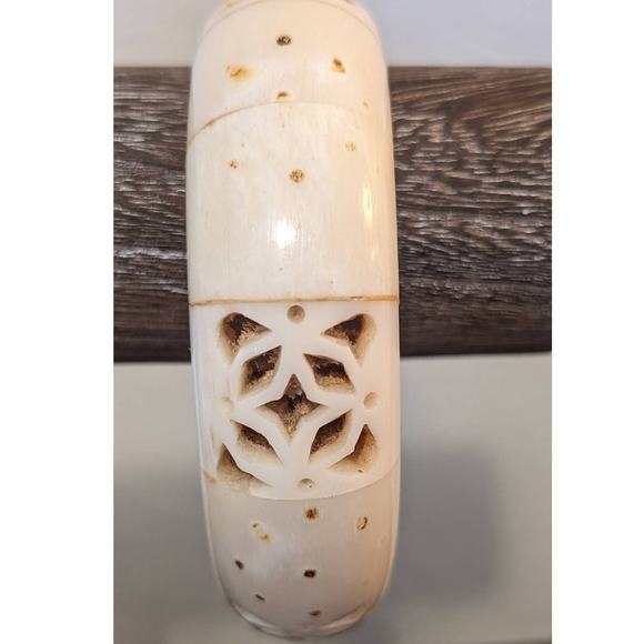 Vintage 50s Art Deco Cream Carved Bone Chunky 8" Bangle Bracelet - Picture 3 of 10